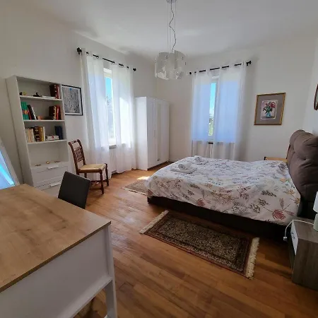 La Casa Al Santuario 1 *